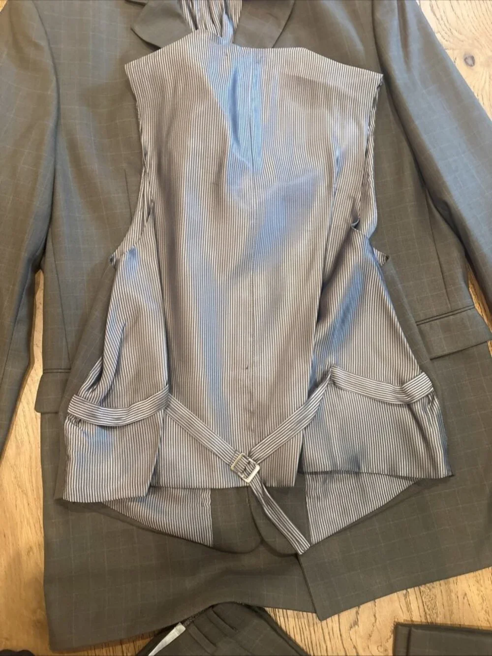 Caravelli Mens 3 Piece Gray Windowpane Suit 46L Jacket Vest 40L Pants Designer
